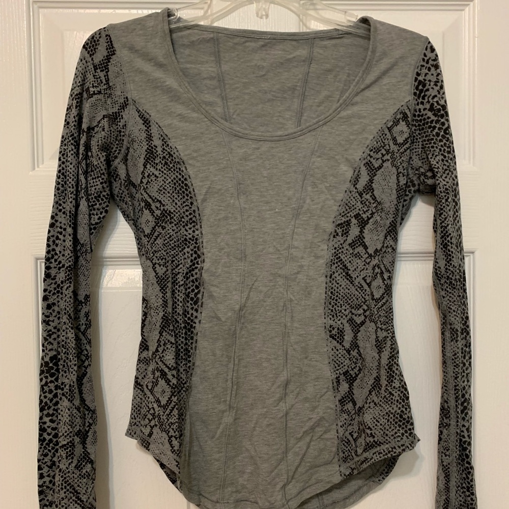 Lululemon Long Sleeves Snake Top SZ 6